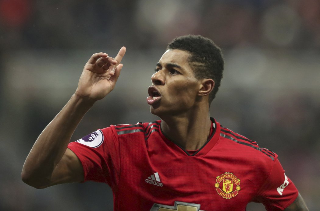 Marcus Rashford slaví gól, který pomohl United porazit Newcastle