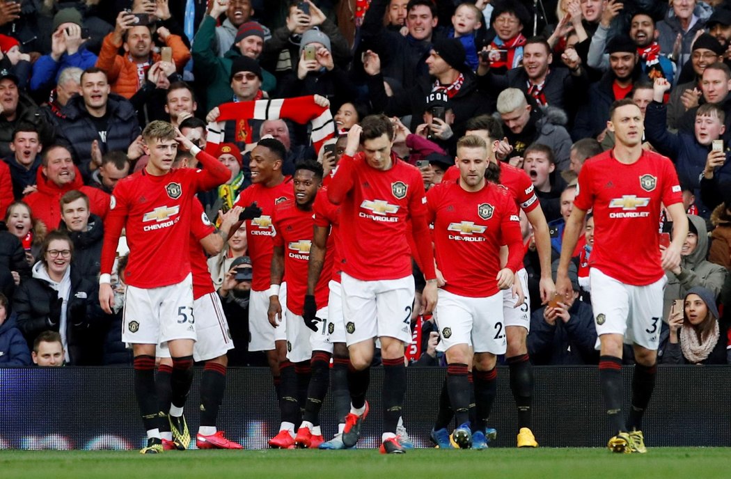 Fotbalisté Manchesteru United slaví úvodní trefu Anthonyho Martiala ve vítězném derby se City 2:0