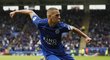 Střelec Leicesteru Islam Slimani slaví svůj gól v utkání Premier League.