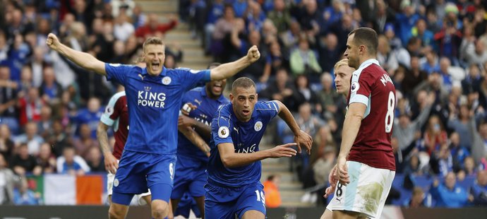 Střelec Leicesteru Islam Slimani slaví svůj gól v utkání Premier League.