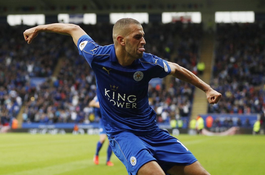 Střelec Leicesteru Islam Slimani slaví svůj gól v utkání Premier League.