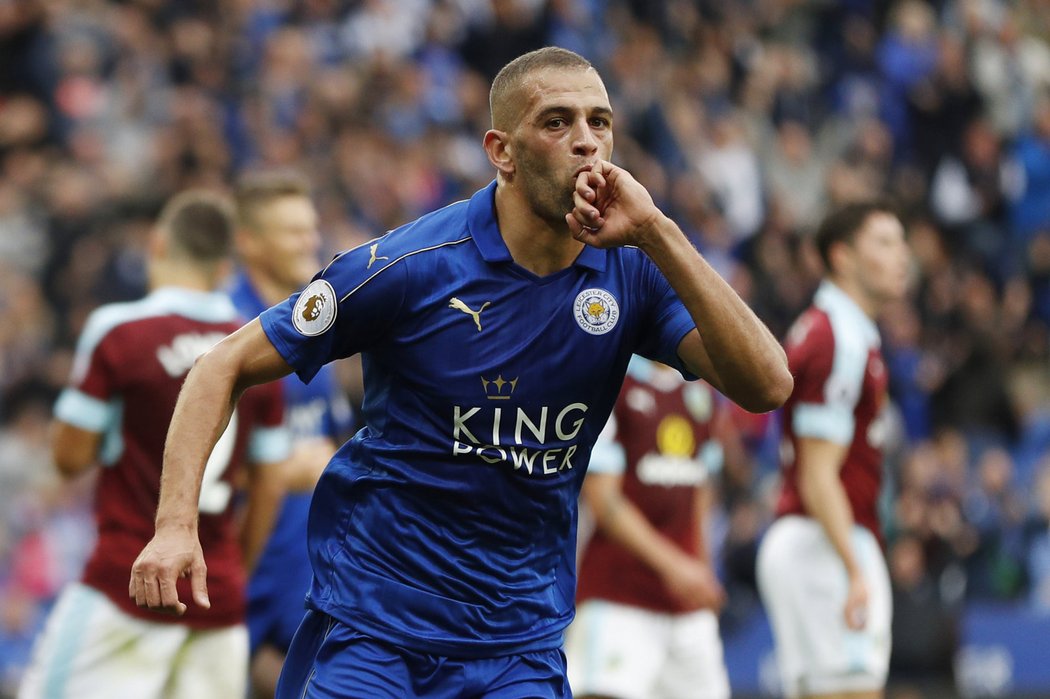 Střelec Leicesteru Islam Slimani slaví svůj gól v utkání Premier League.