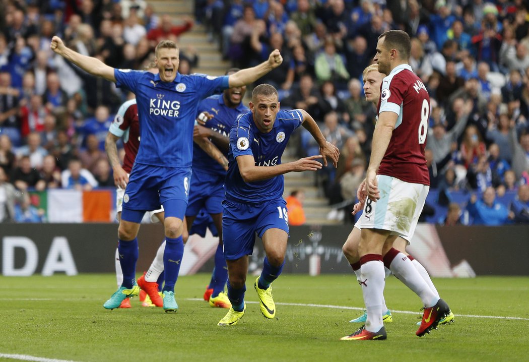 Střelec Leicesteru Islam Slimani slaví svůj gól v utkání Premier League.