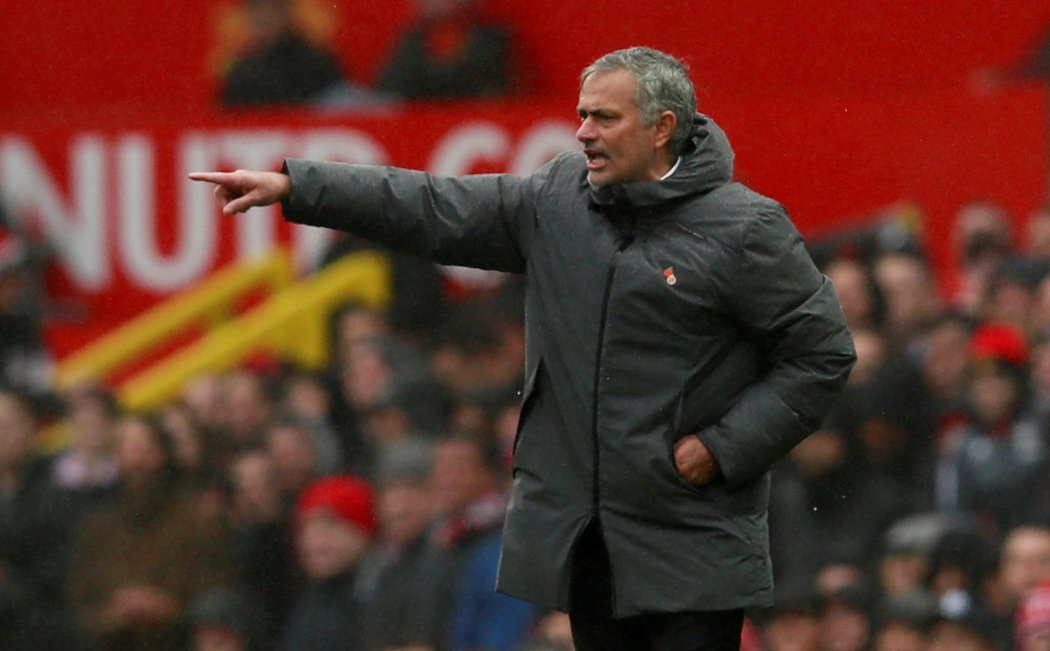 Trenér Manchesteru United José Mourinho udílí pokyny hráčům během utkání s Tottenhamem