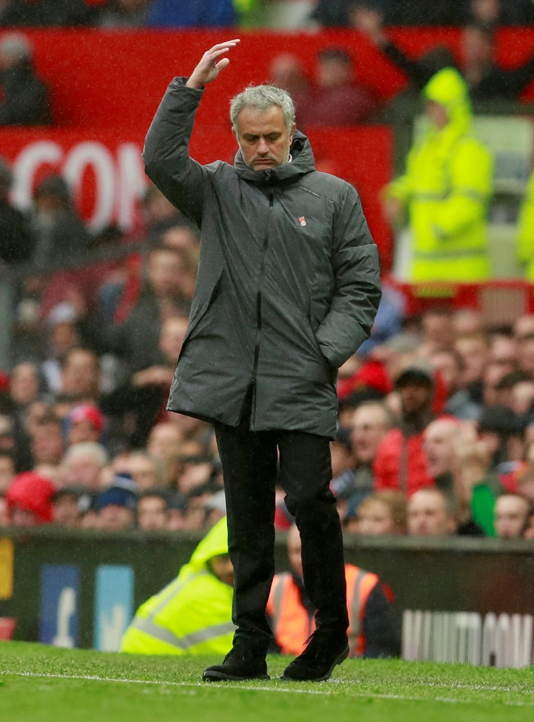 Naštvaný trenér Manchesteru United José Mourinho ve šlágru s Tottenhamem
