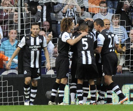 Hráči Newcastlu se radují z gólu Demby Ba (třetí zprava) v zápase proti Tottenhamu