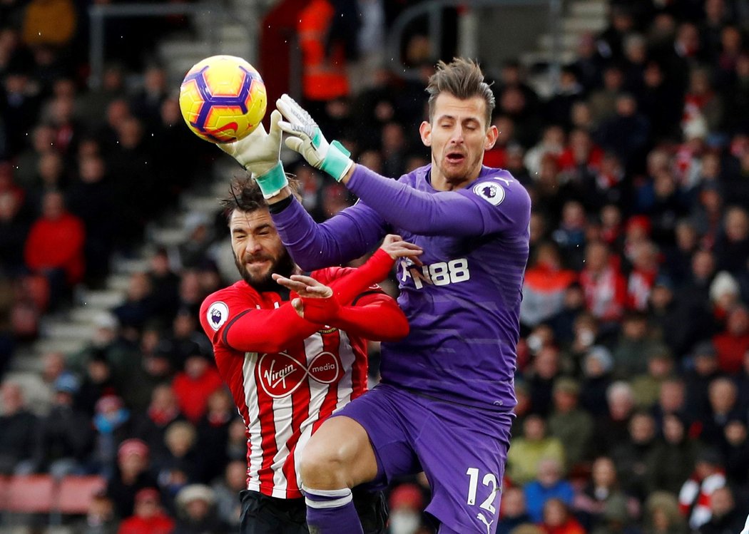 Slovenský brankář Martin Dúbravka v zápase proti Southamptonu