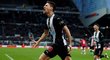 Obránce Newcastlu Federico Fernandez slaví vítěznou trefu na 2:1 v duelu se Southamptonem 