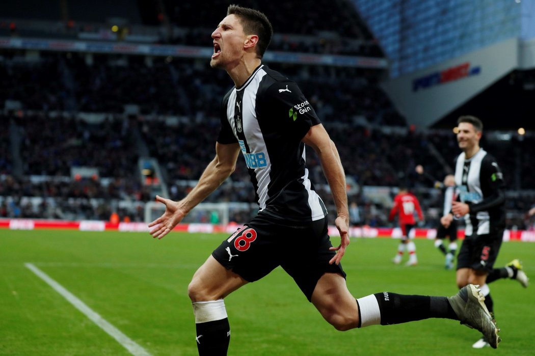 Obránce Newcastlu Federico Fernandez slaví vítěznou trefu na 2:1 v duelu se Southamptonem 