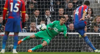 Everton zdolal Arsenal, Liverpool otáčel a je v čele. Dúbravka čelil penaltě