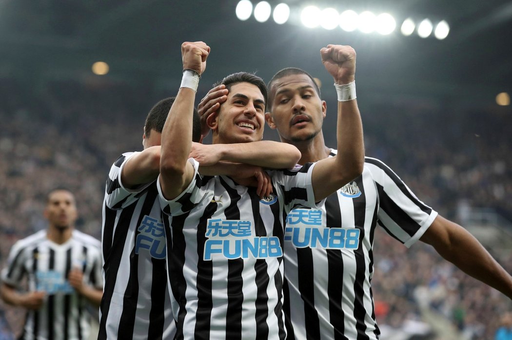 Ayoze Perez poslal Newcastle do vedení proti Huddersfieldu