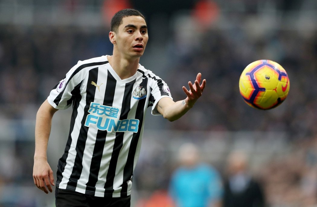 Miguel Almirón z Newcastlu během utkání s Huddersfieldem