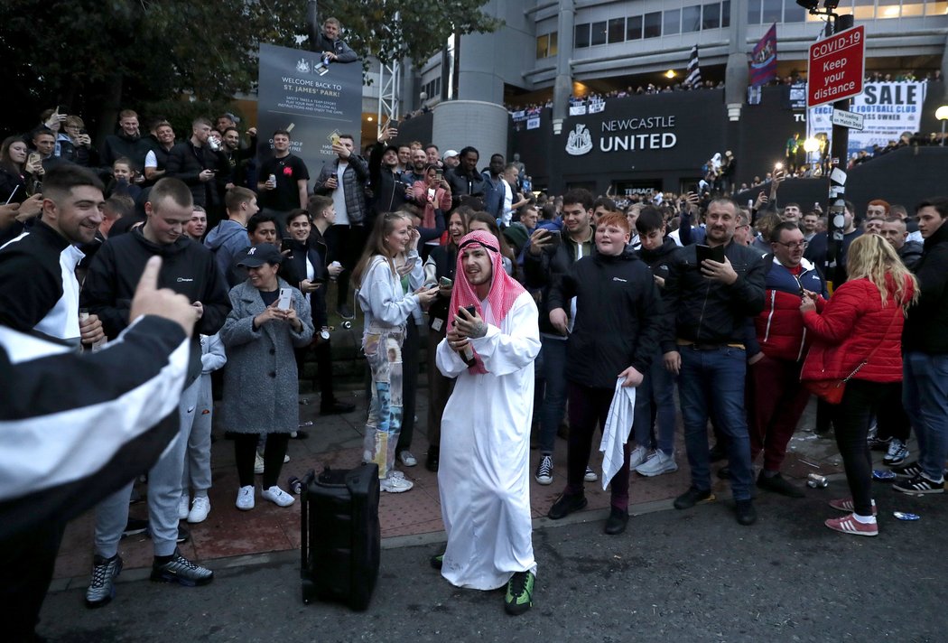 Fanoušci Newcastlu slavili příchod nových majitelů jako by získali titul