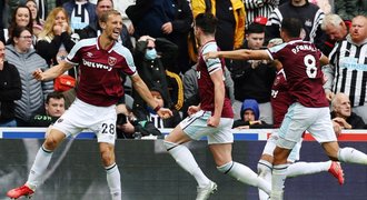 Newcastle - West Ham 2:4. Souček zařídil vítězný gól, Spurs zdolali City