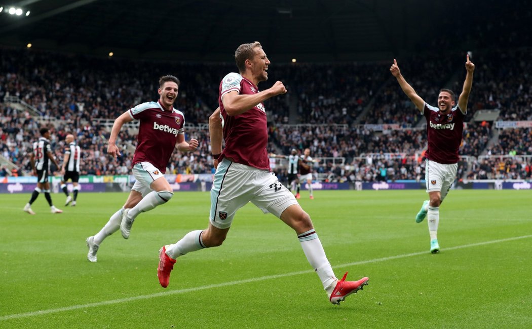 Tomáš Souček se raduje z vítězného gólu West Hamu na půdě Newcastlu