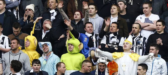 Je čas udělat fair play pá pá... Zápas Wiganu s Newcastlem sledovali roztodivní fanoušci, dětské hrátky ve stylu Teletubbies ale nahradil hrůzný likvidační faul Calluma McManamana