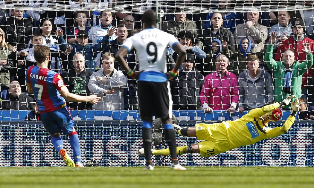 Gólman Newcastlu Karl Darlow likviduje penaltu v utkání s Crystal Palace. Míč sice prošel brankáři mezi rukavicemi, ale do sítě neprošel. Zastavila ho hlava brankáře.