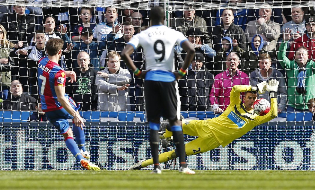 Gólman Newcastlu Karl Darlow likviduje penaltu v utkání s Crystal Palace.