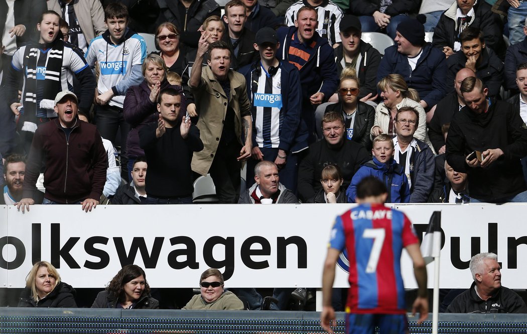 Fanoušci Newcastlu se smějí. Cabaye neproměnil penaltu a Crystal Palace prohrál 0:1.