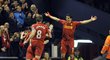 Kapitán Liverpoolu Steven Gerrard běží gratulovat Luisi Suárezovi, čtyřgólovému hrdinovi zápasu s Norwichem