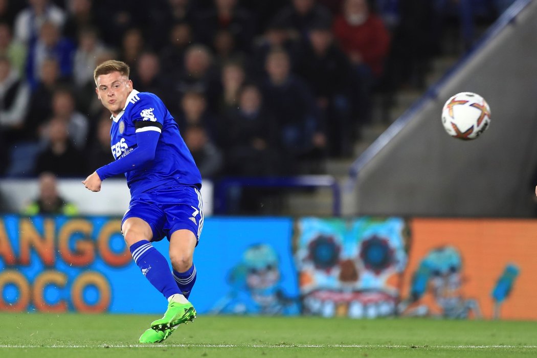 Harvey Barnes střílí v zápase s Nottinghamem