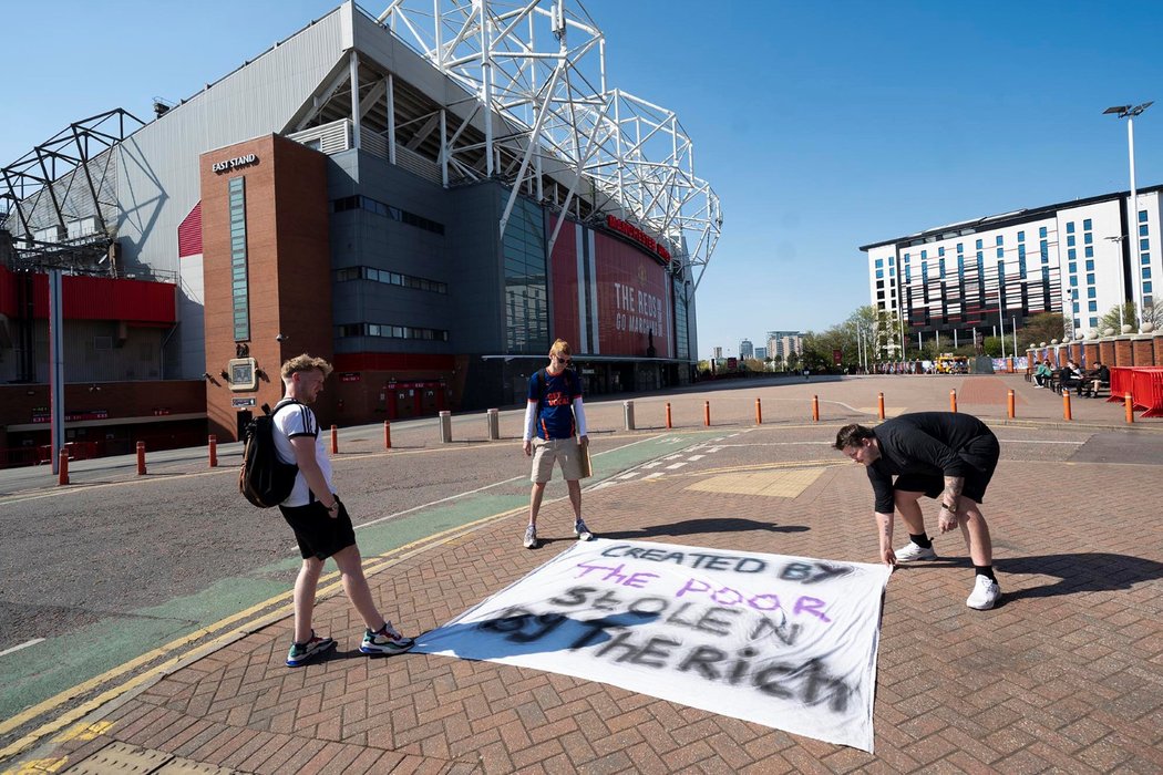 Znepokojení fanoušci Manchesteru United pořádali u stadionu velké protesty