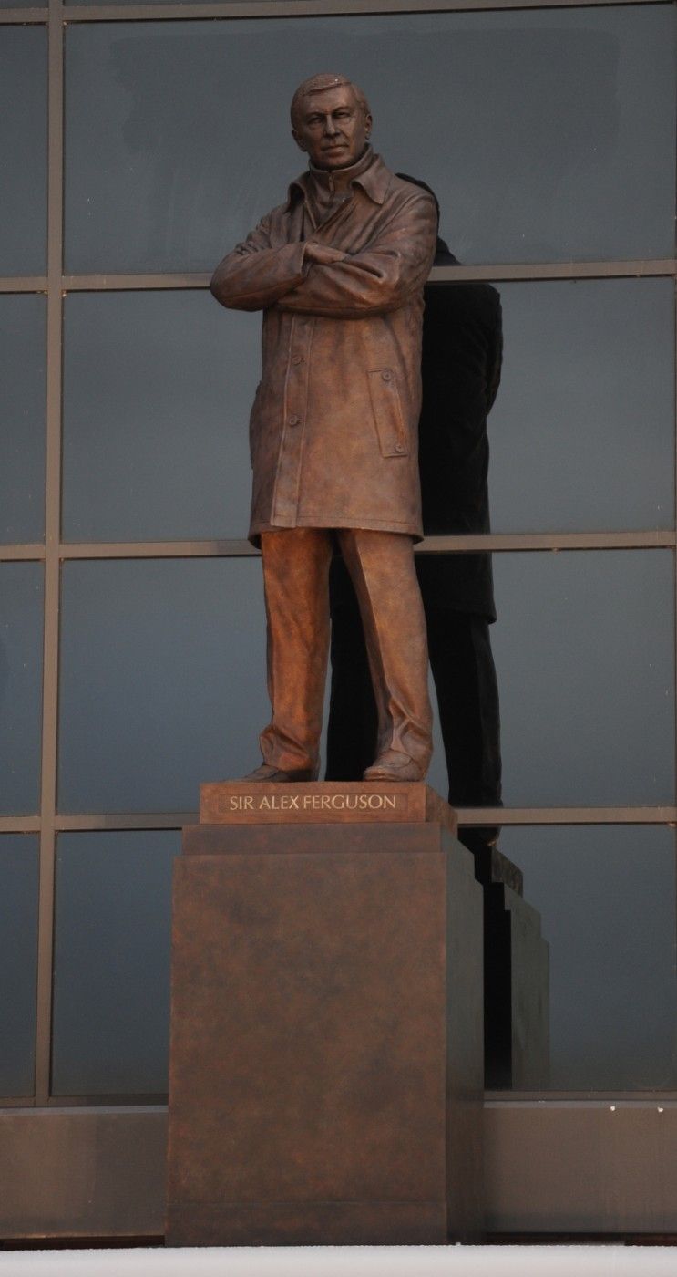 Jako živý - Sir Alex Ferguson zvěčněný sochařem před stadionem Old Trafford