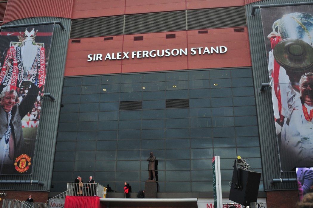 Trenér fotbalistů Manchesteru United Alex Ferguson se dočkal další pocty, po pojmenování tribuny stadionu Old Trafford byla před budovou odhalena jeho socha