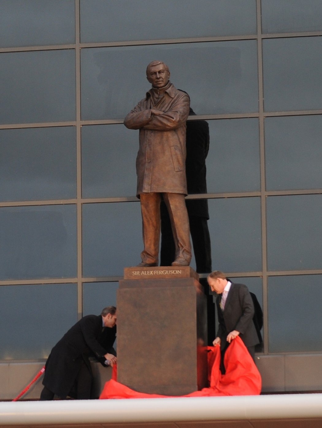 Slavnostní odhalení sochy Alexe Fergusona před stadionem Manchesteru United