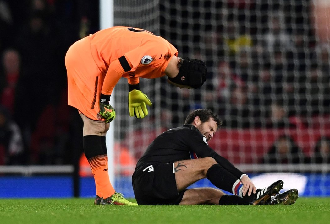 Český gólman Petr Čech (vlevo) v utkání Arsenalu s Crystal Palace