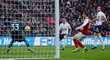 Petr Čech likviduje střelu Kierana Trippiera v utkání proti Tottenhamu