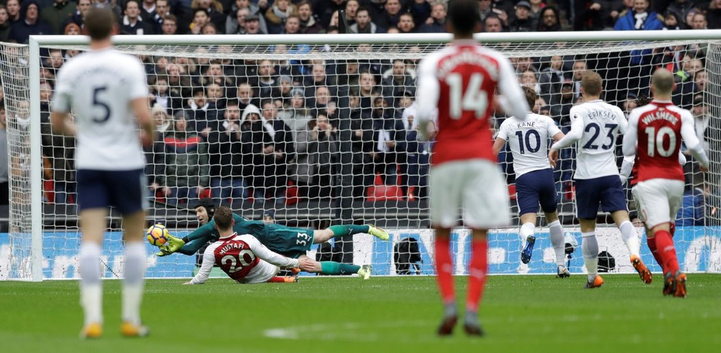 Zákrok Petra Čecha proti střele Harryho Kanea v duelu s Tottenhamem