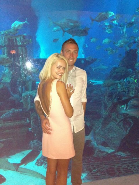 Leah Shevlinová pózuje s přítelem Allanem McGregorem v podmořském akváriu