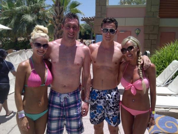 Allan McGregor na dovolené s přítelkyní Leah a svými kamarády