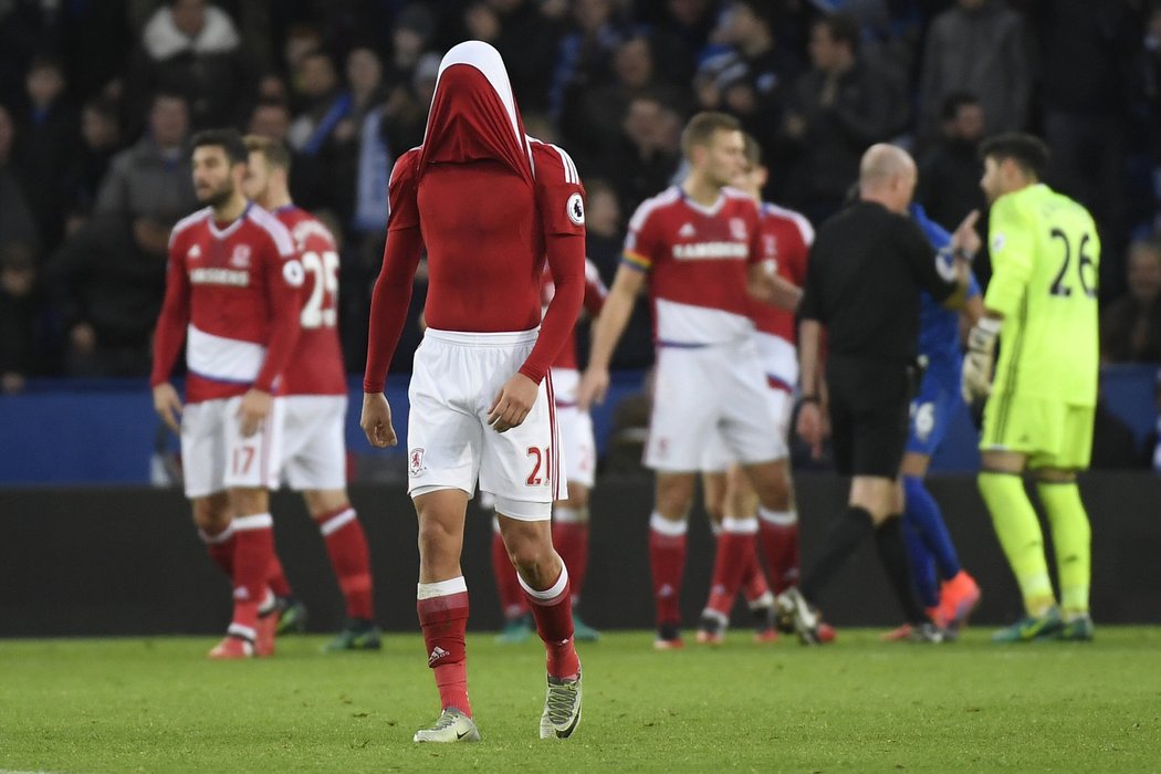 Gaston Ramirez z Middlesbrough je zklamaný poté, co Leicester vyrovnal z penalty na 2:2