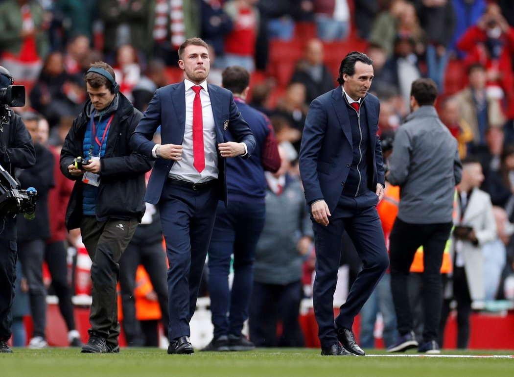 Aaron Ramsey se po utkání s Brightonem (1:1) loučil na Emirates Stadium s Arsenalem