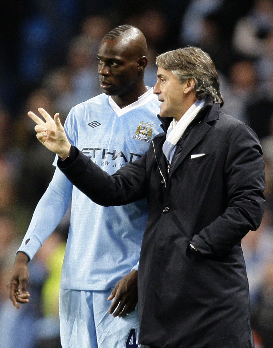 Mario Balotelli a jeho boss Roberto Mancini v zápase City proti Stoke