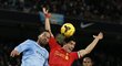 Liverpoolský útočník Luis Suárez ve vzdušném souboji s Joleonem Lescottem z Manchesteru City