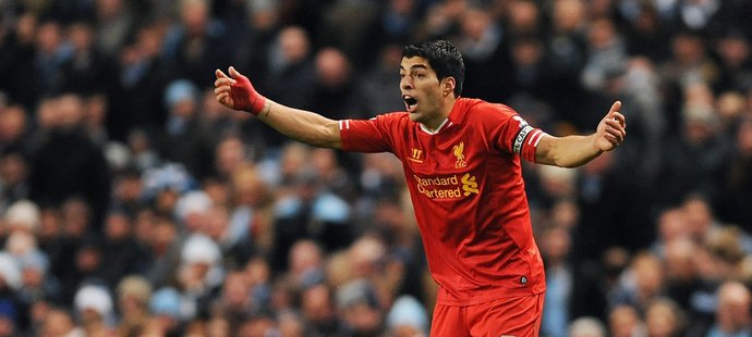 Liverpoolský útočník Luis Suárez se diví, že na něj sudí neodpískal penaltu na půdě Manchesteru City