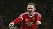 Jo, je to tam. Wayne Rooney slaví svůj parádní gól patičkou do sítě Swansea. United přerušili po výhře 2:1 sérii osmi duelů bez vítězství.