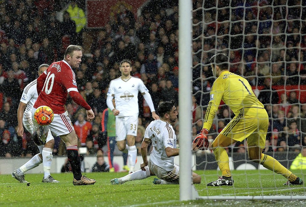 Patička snů. Wayne Rooney se pokusil o elegantní zakončení na branku Swansea a vstřelil nádehrný gól. Manchester United vyhrál 2:1.