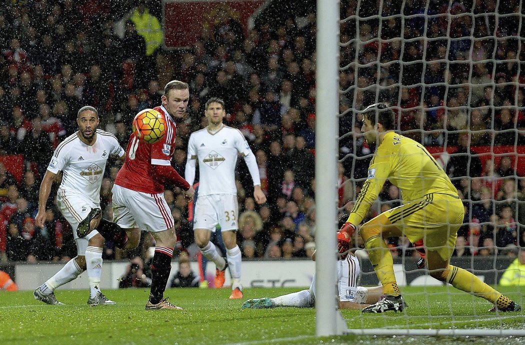 Kapitán Manchesteru United patičkou poslal míč na branku Swansea. Teď to ještě netuší, ale finta skončí parádní trefou, která znamenala výhru United 2:1.