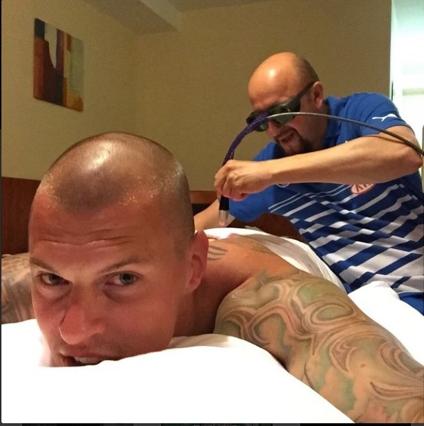 Martin Škrtel na laserové rehabilitaci