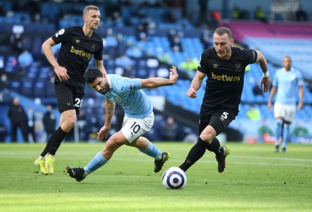 Tomáš Souček a Vladimír Coufal se snaží zastavit útočníka Manchesteru City Kuna Agüera