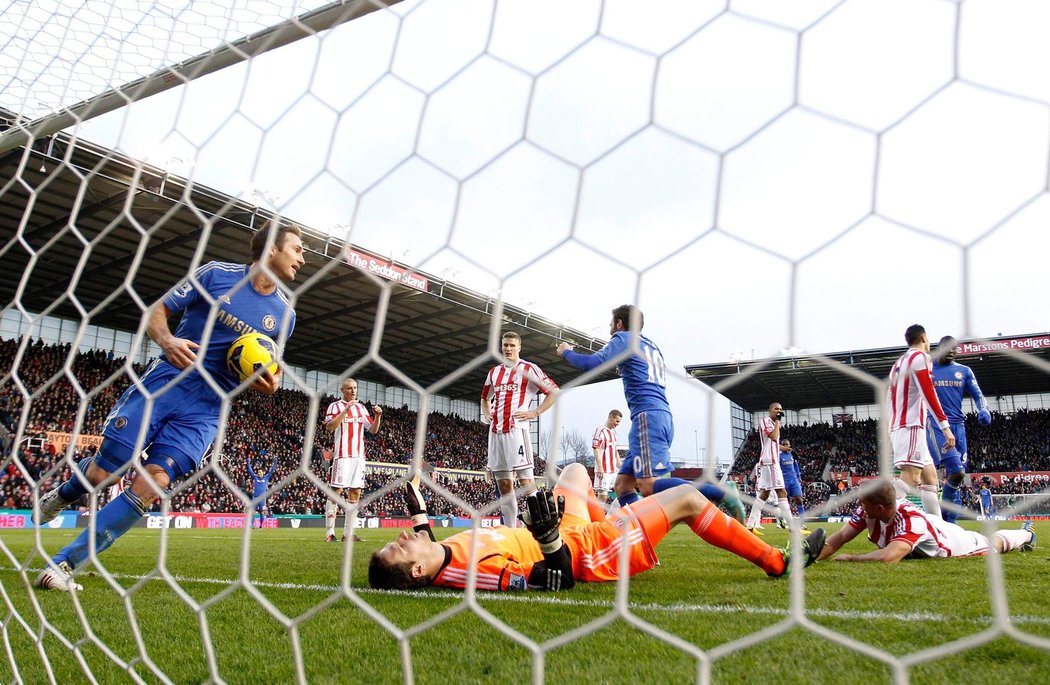 Frank Lampard v radosti popadl míč, který skončil v bráně Stoke City poté, co si dal Jonathan Walters vlastní gól