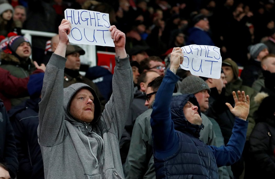 Stoke padl s Newcastlem a domácí fanoušci dali najevo, co by mělo být s koučem Markem Hughesem