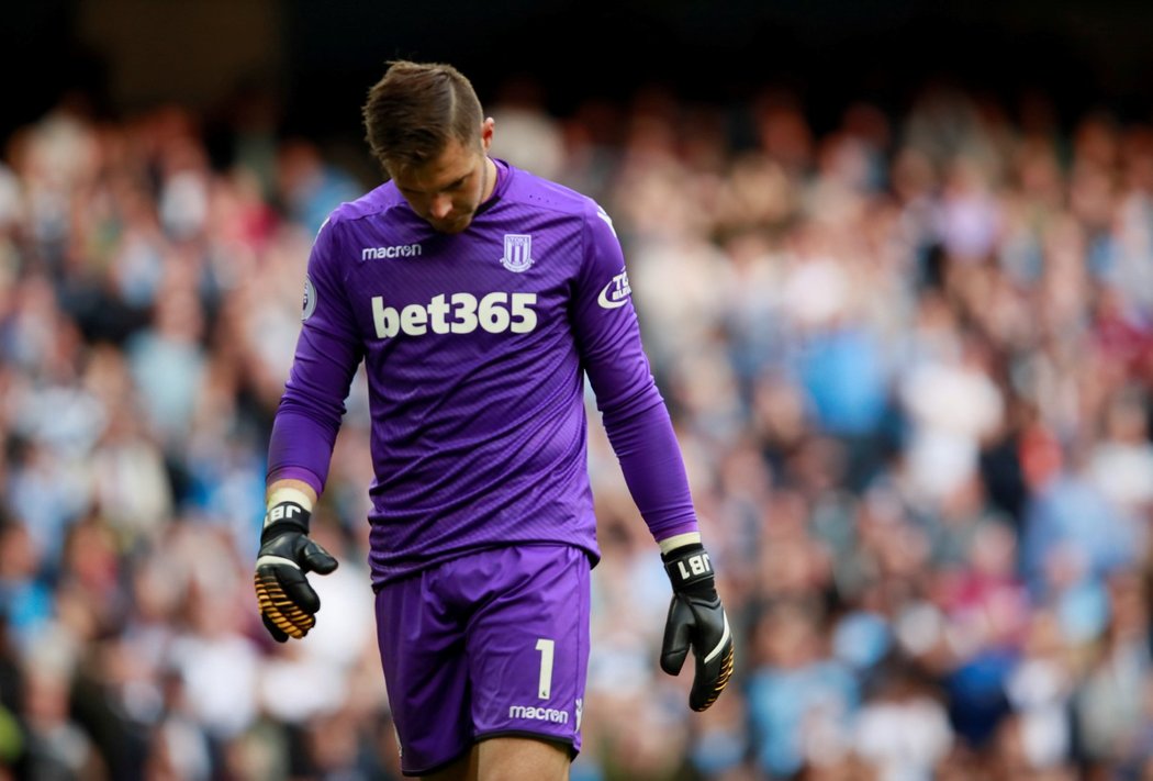 Jack Butland byl dnes v brance Stoke jako namalovaný, inkasoval celkem sedmkrát