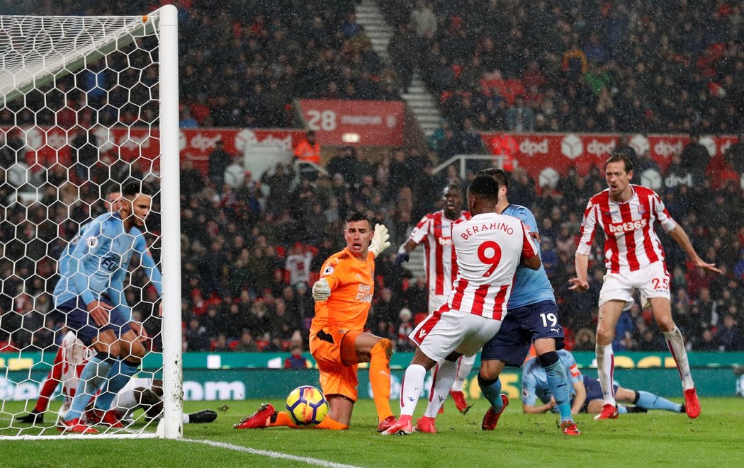 Závar před brankou v utkání Stoke City s Newcastlem