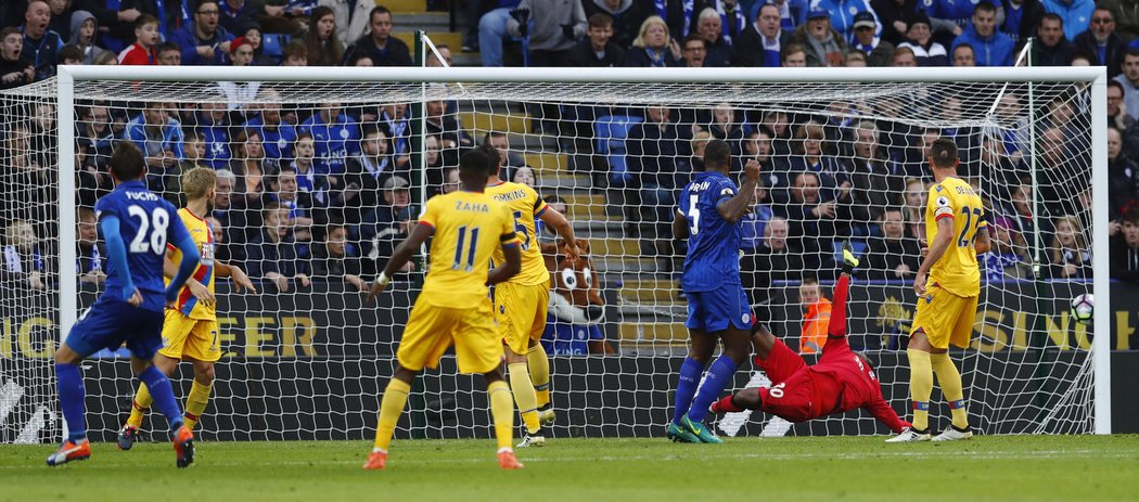 Christian Fuchs vstřelil třetí gól Leicesteru proti Crystalu