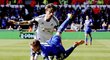 Andre Schürrle z Chelsea padá po zákroku hráče Swansea v utkání Premier League